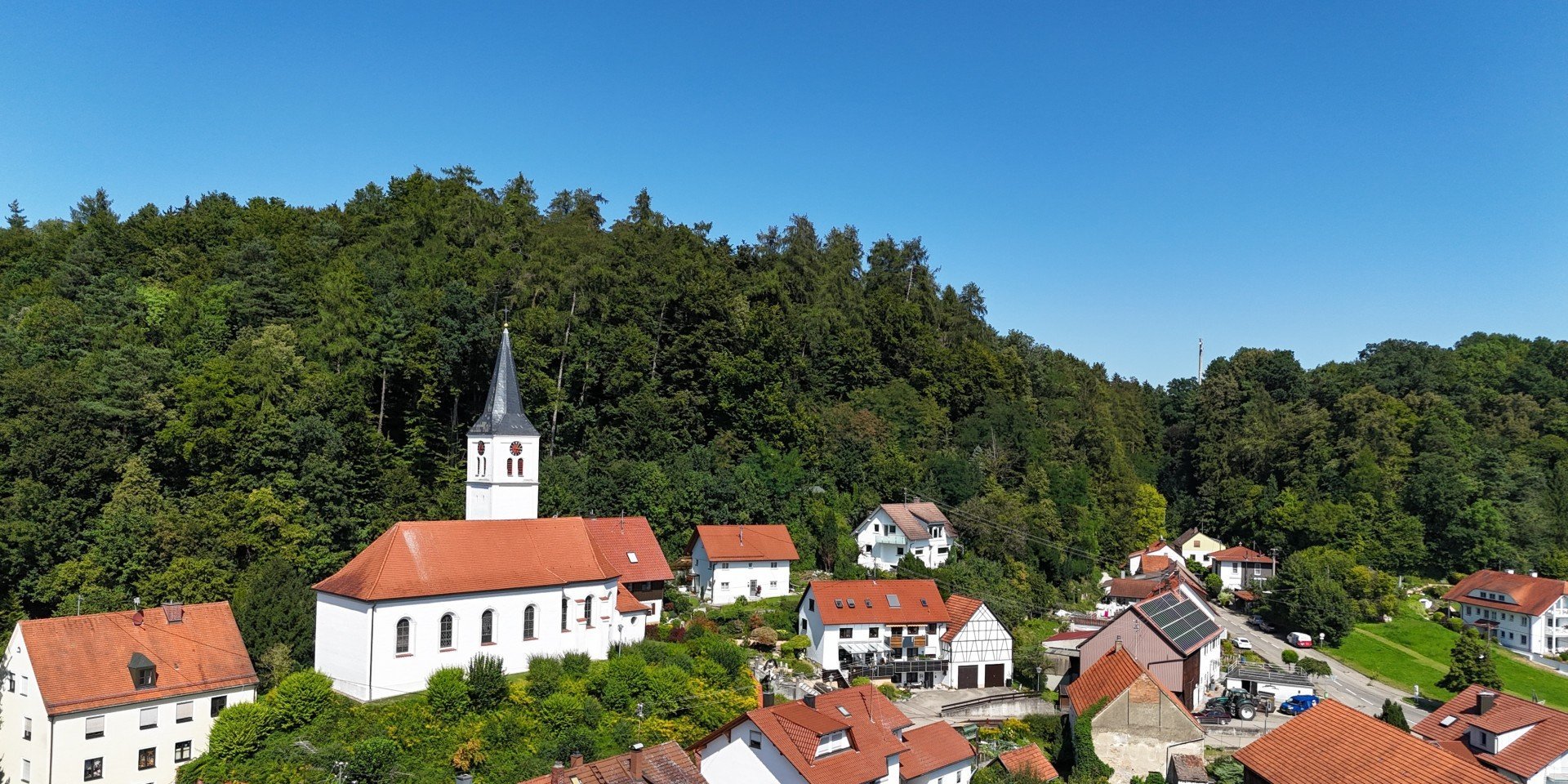 Immobilienmakler Bellenberg: Wohngebiete und Felder im Illertal