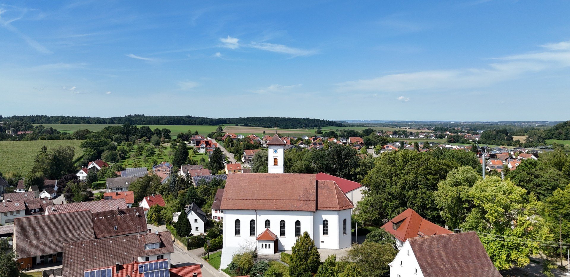 Immobilienmakler Regglisweiler: Kirche und Ortsmitte von Dietenheim-Regglisweiler von oben