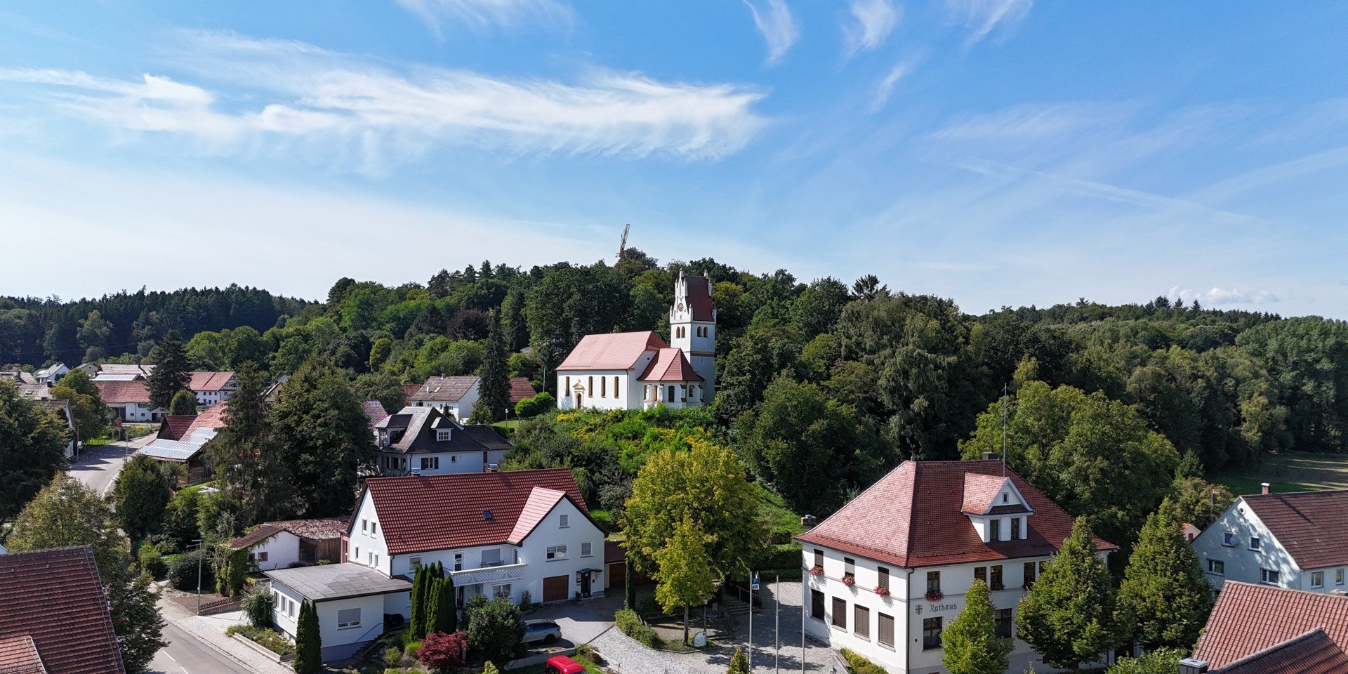 Immobilienmakler Illerrieden: Ortsansicht von Illerrieden mit Kirche und Wohnhäusern