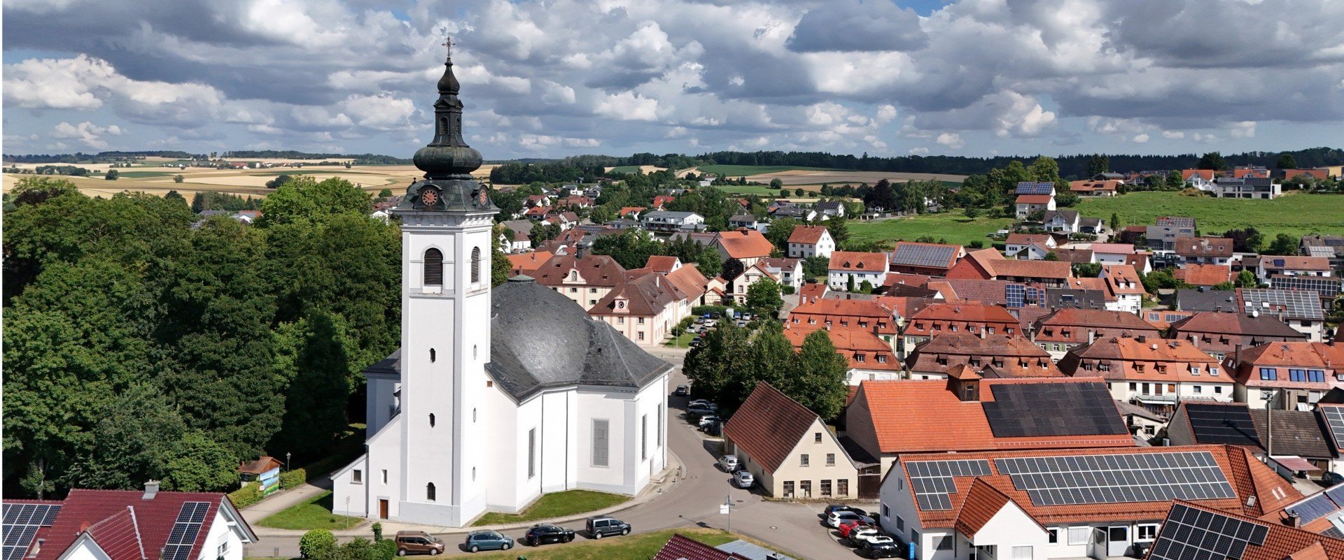 Immobilienmakler Oberdischingen: Kuppelkirche Zum heiligsten Namen Jesu und Ortskern von oben