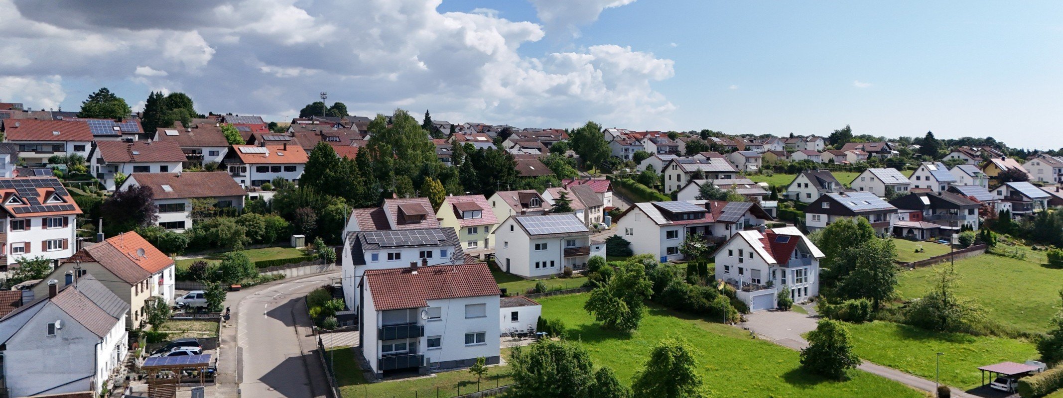 Immobilienmakler Oberdischingen: Wohngebiet am Ortsrand mit Wiesen und Wald