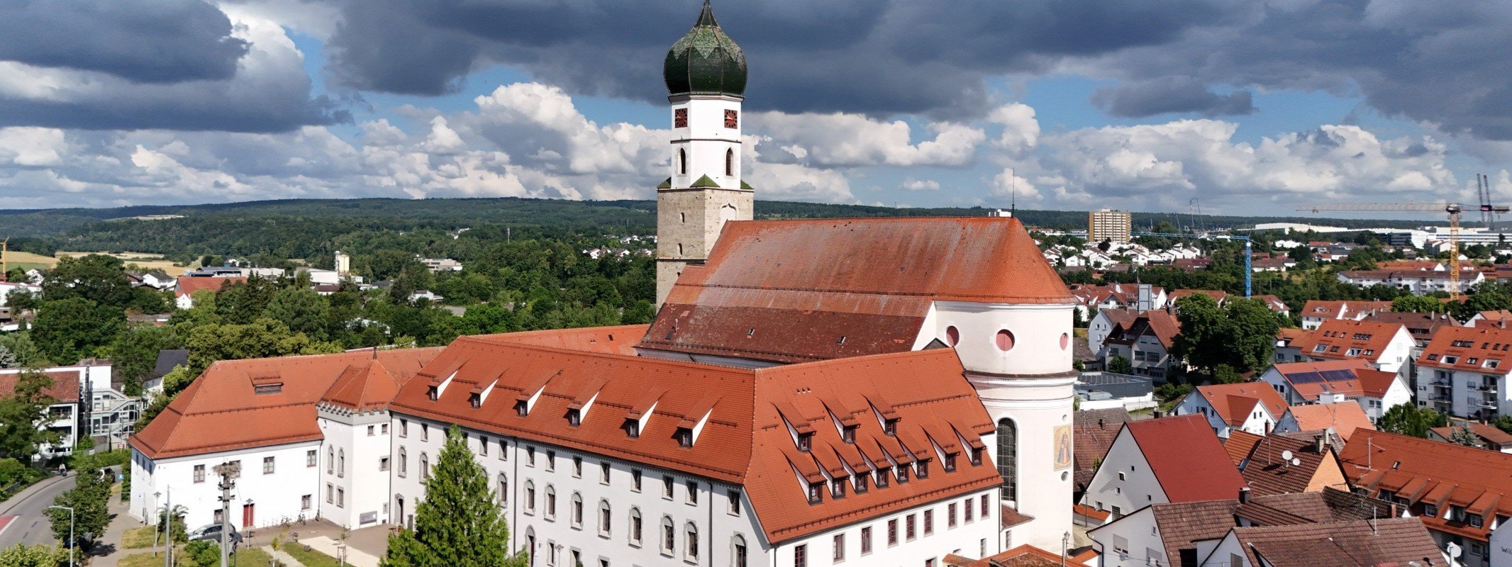 Immobilienmakler Ehingen: Kirche und historische Gebäude von oben