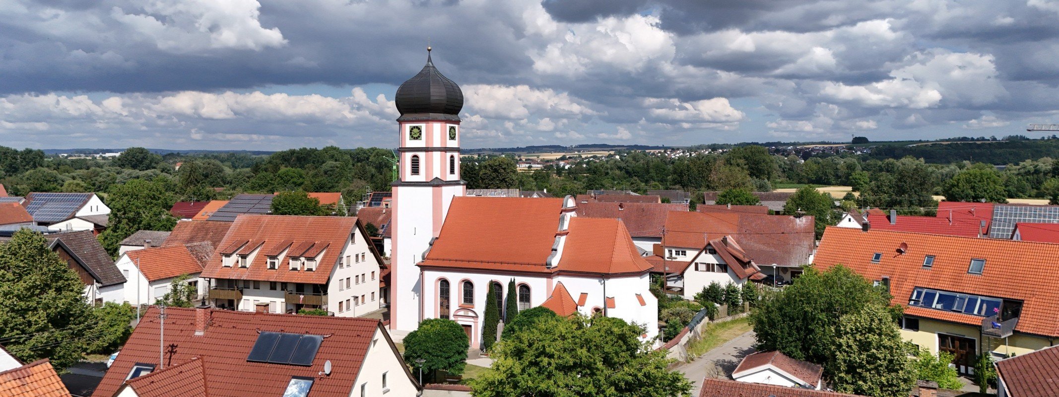 Immobilienbewertung in Erbach: Ortsteil Ersingen mit Kirche und Wohnh�usern von oben