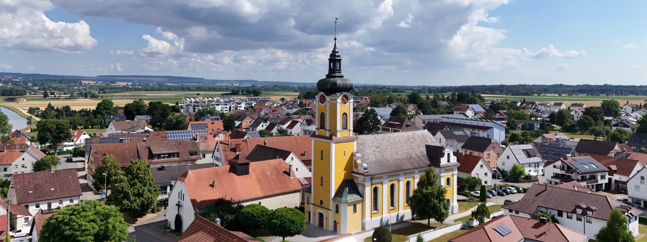 Haus verkaufen in Erbach: Ortsteil Dellmensingen mit Kirche und Wohnhäusern von oben