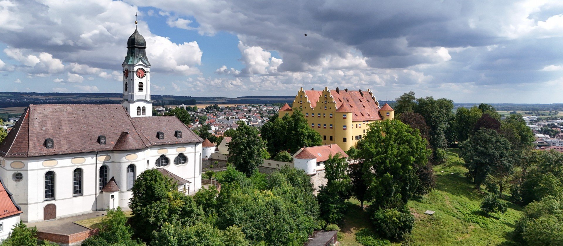 Immobilienmakler Erbach: Kirche St. Martin und Schloss Erbach von oben