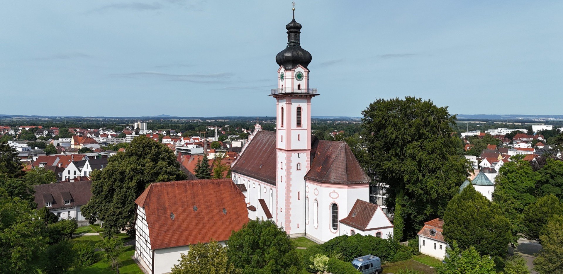 Haus verkaufen in Laupheim: Kirchberg mit Stadtpfarrkirche und Wohnhäusern