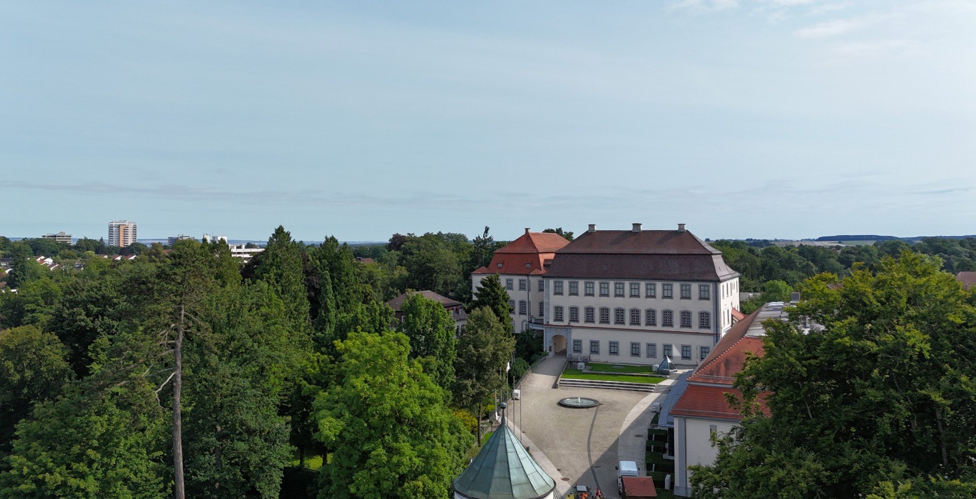 Haus verkaufen in Laupheim: Schloss Großlaupheim und Wohngebiete von oben