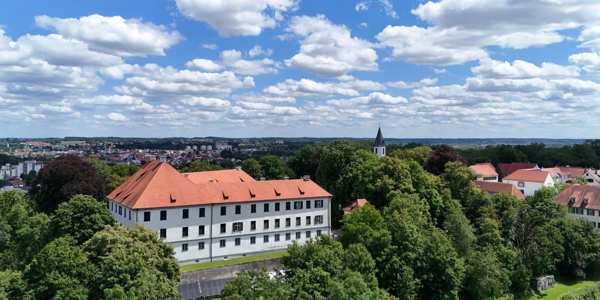 Immobilienmakler Illerkirchberg: Schloss Oberkirchberg �ber dem Illertal
