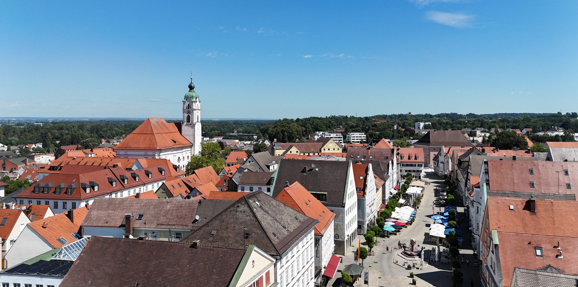 Immobilienmakler Günzburg: Marktplatz mit Frauenkirche von oben