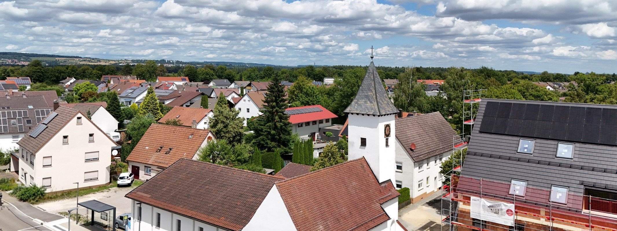 Verkaufspreis Immobilie Unterweiler: Ortskern mit Kirche in Ulm-Unterweiler von oben