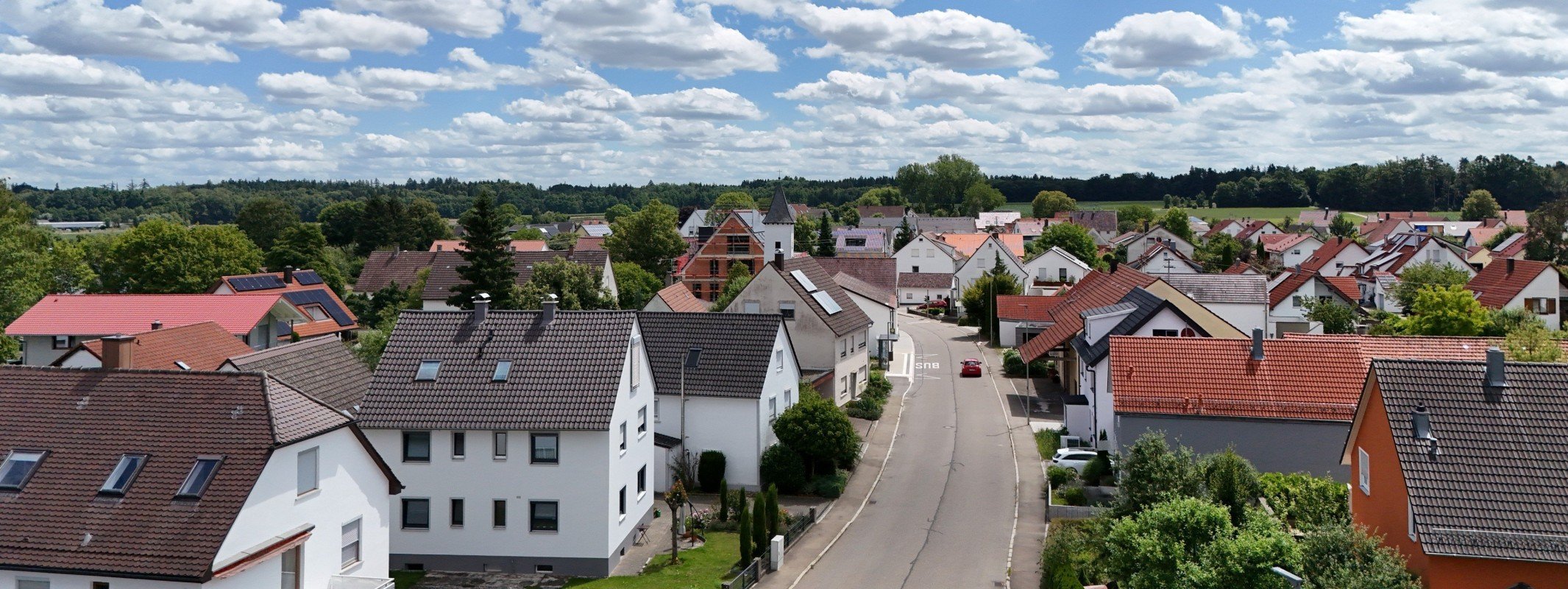 Verkaufspreis Immobilie Unterweiler: Wohnstraße mit Einfamilienhäusern in Ulm-Unterweiler von oben