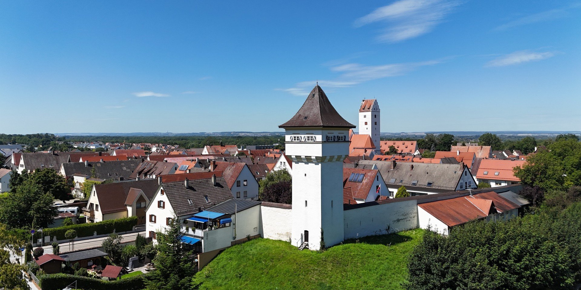 Immobilienmakler Leipheim: Altstadt mit Stadtmauer und Turm