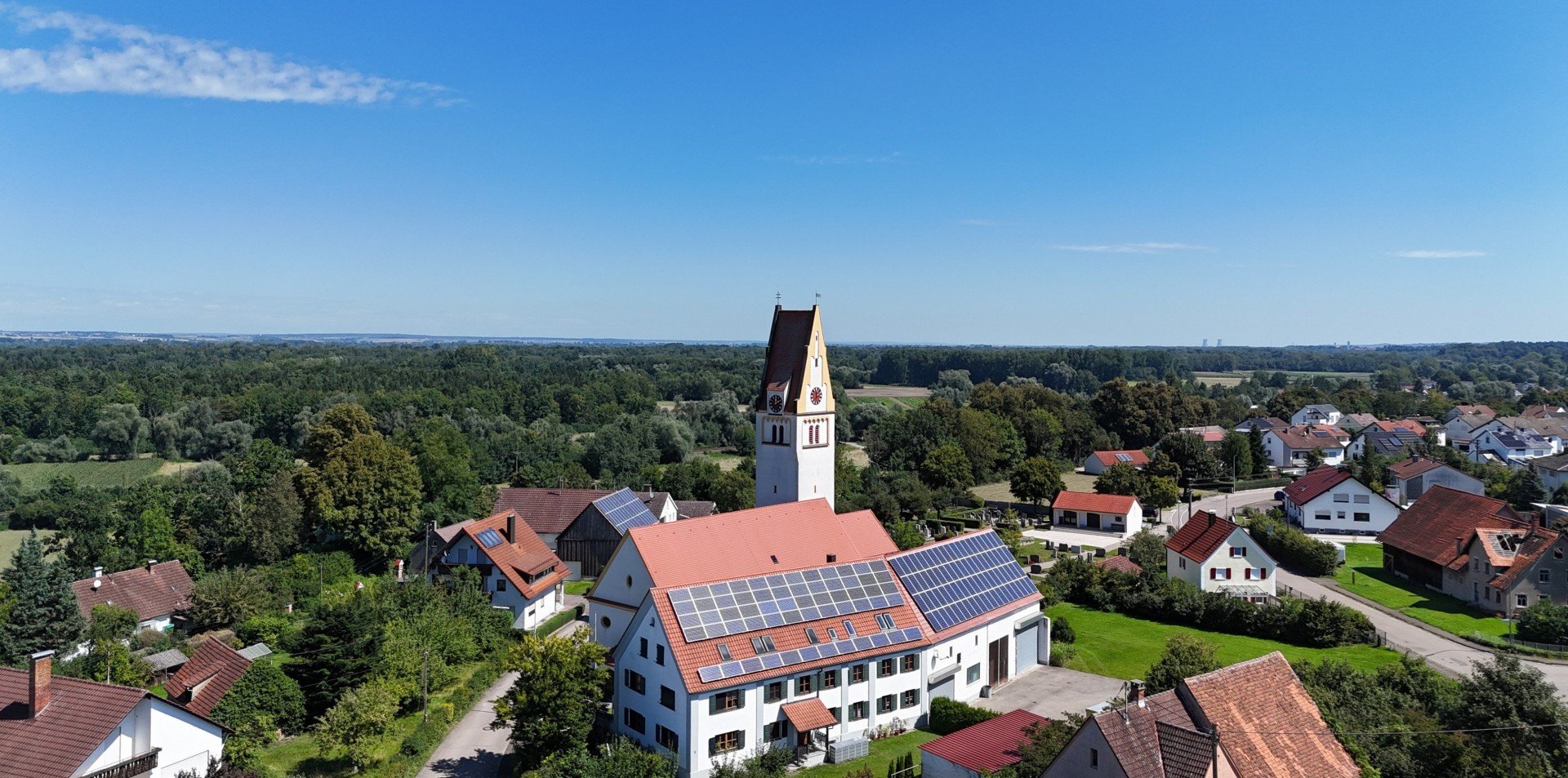 Immobilienbewertung in Nersingen: Kirche und Wohnhäuser in Oberfahlheim von oben
