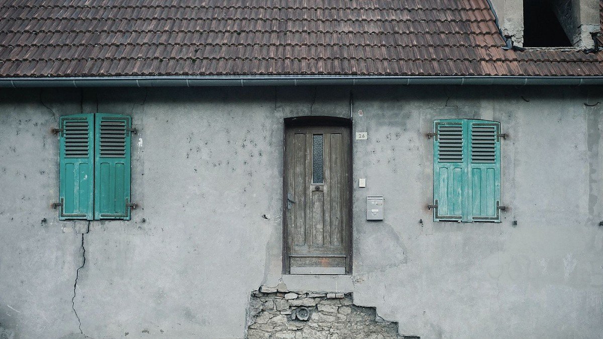 Alte Fassade mit Fensterl�den und Putzsch�den