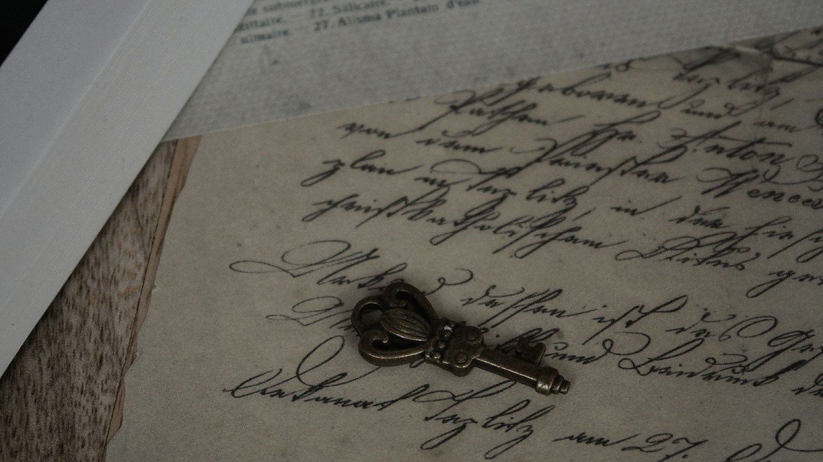 Alter handgeschriebener Brief mit Schl�ssel als Symbol f�r ein Erbe