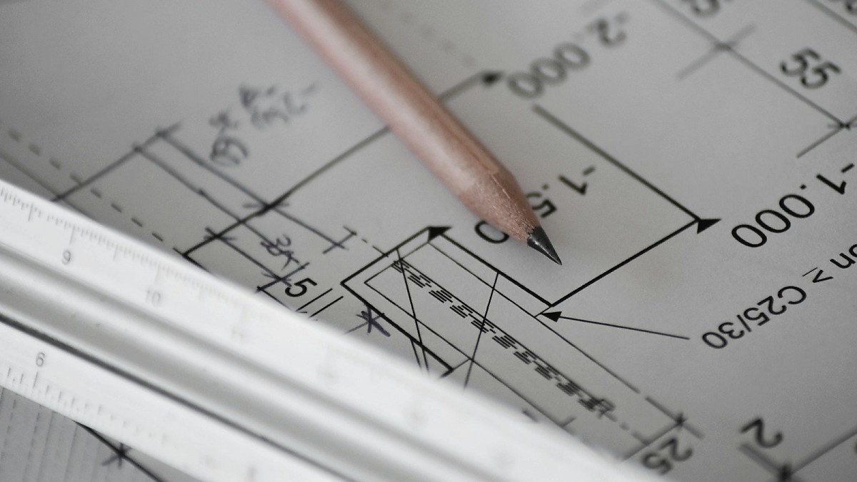 Bauplan mit Bleistift und Ma�stab