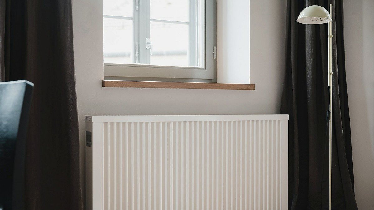 Heizk�rper unter einem Fenster
