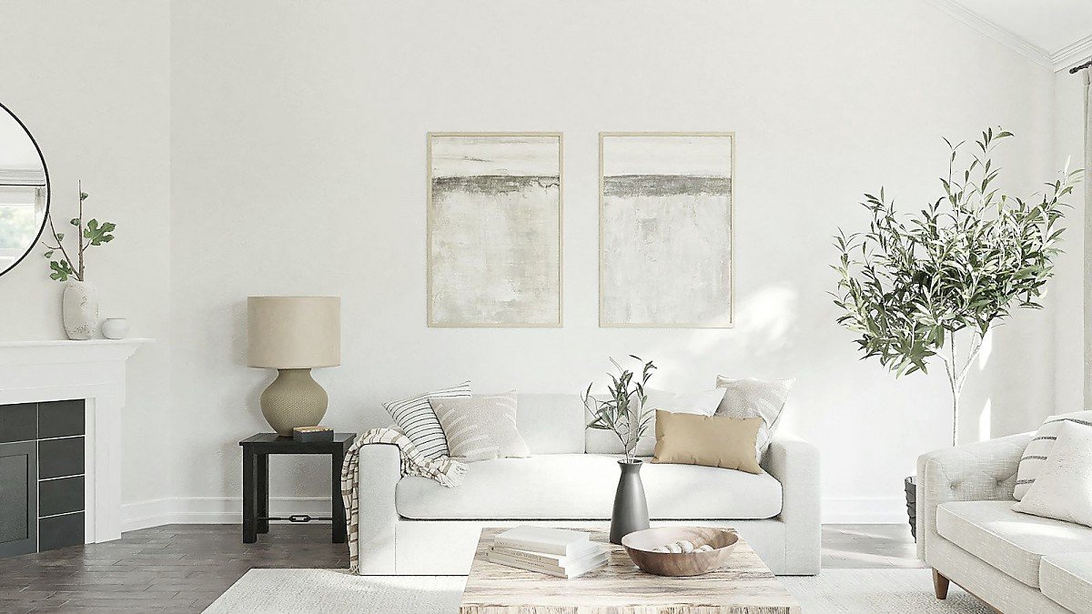 Hell eingerichtetes Wohnzimmer mit Sofa und Kamin