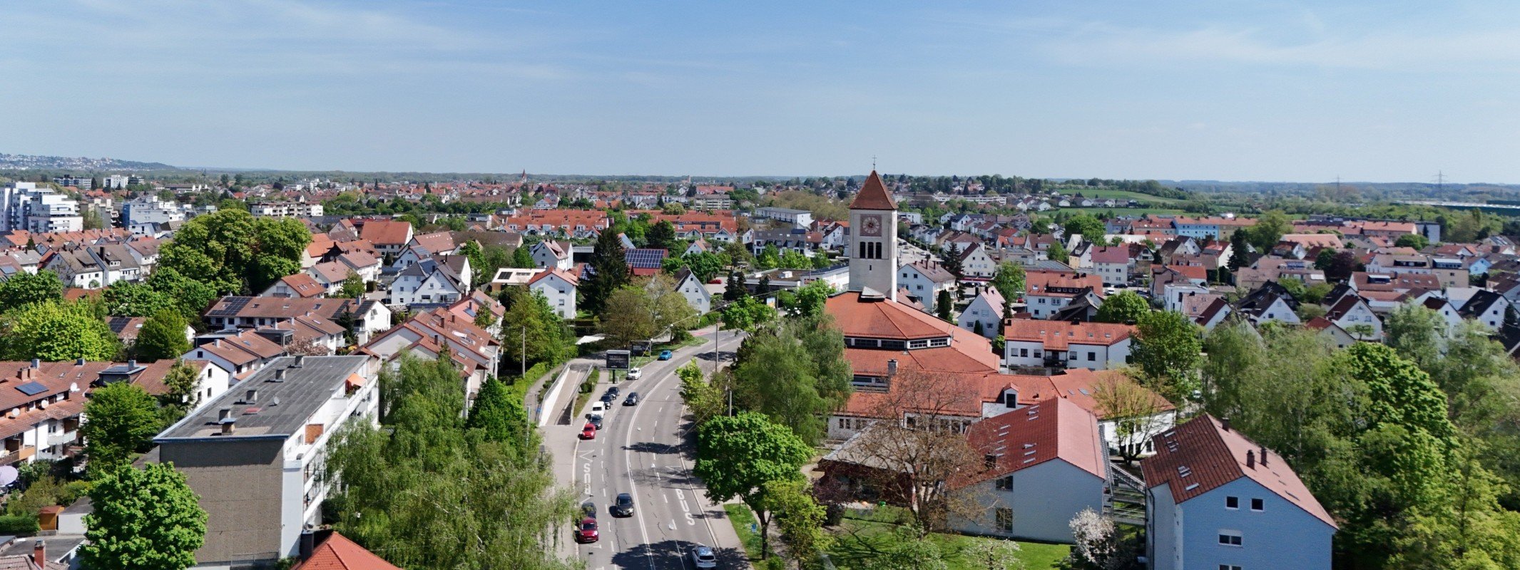 Immobilienmakler Offenhausen: Neu-Ulm-Offenhausen mit Kirche von oben