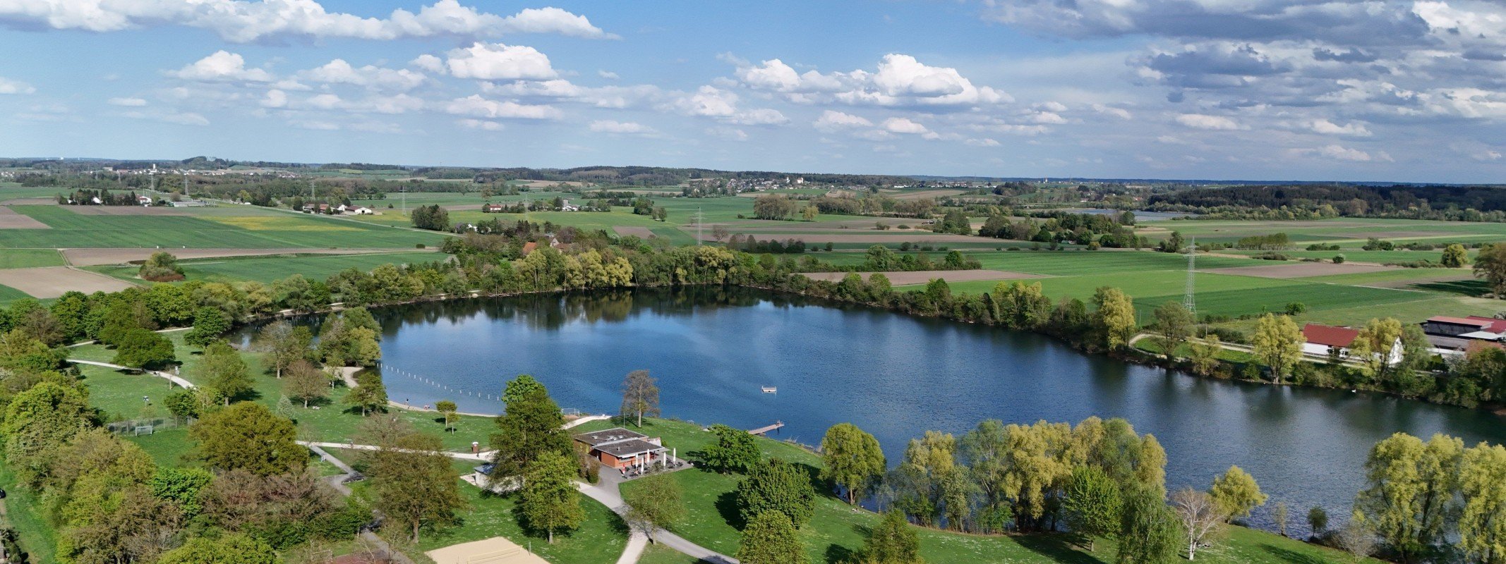 Immobilienmakler Ludwigsfeld: Badesee in Neu-Ulm-Ludwigsfeld von oben