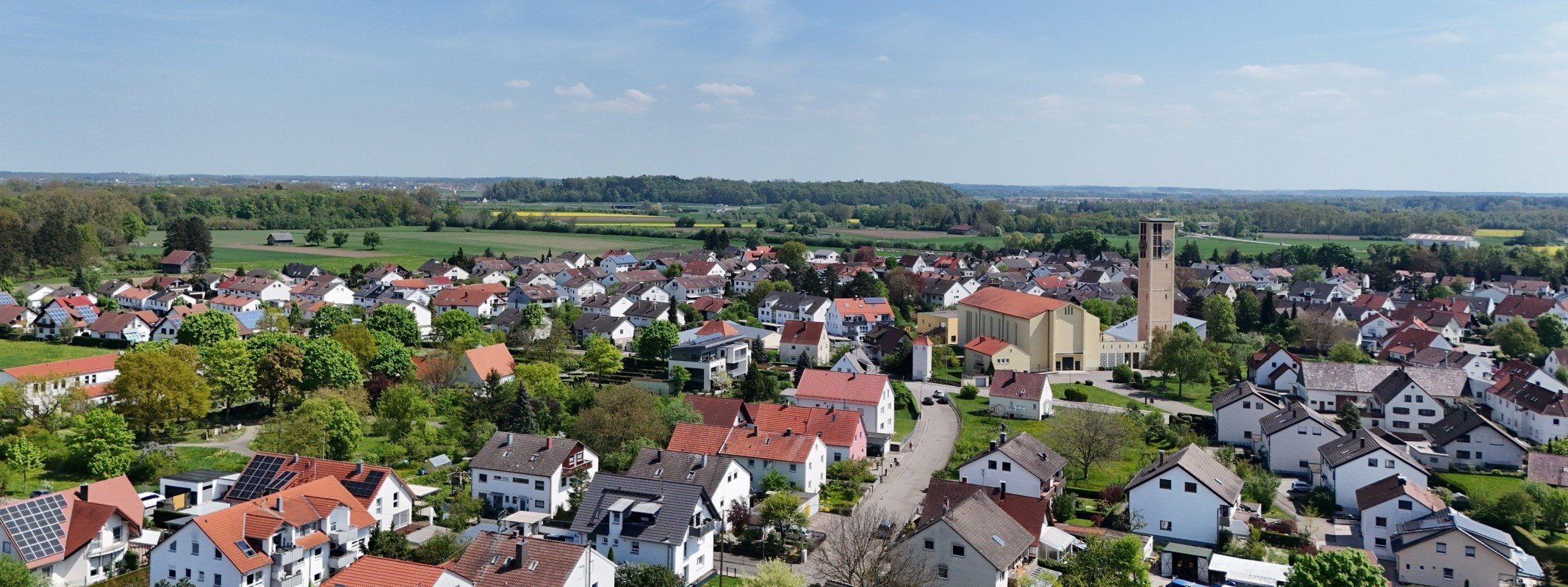 Immobilienmakler Burlafingen: Neu-Ulm-Burlafingen mit Kirche von oben