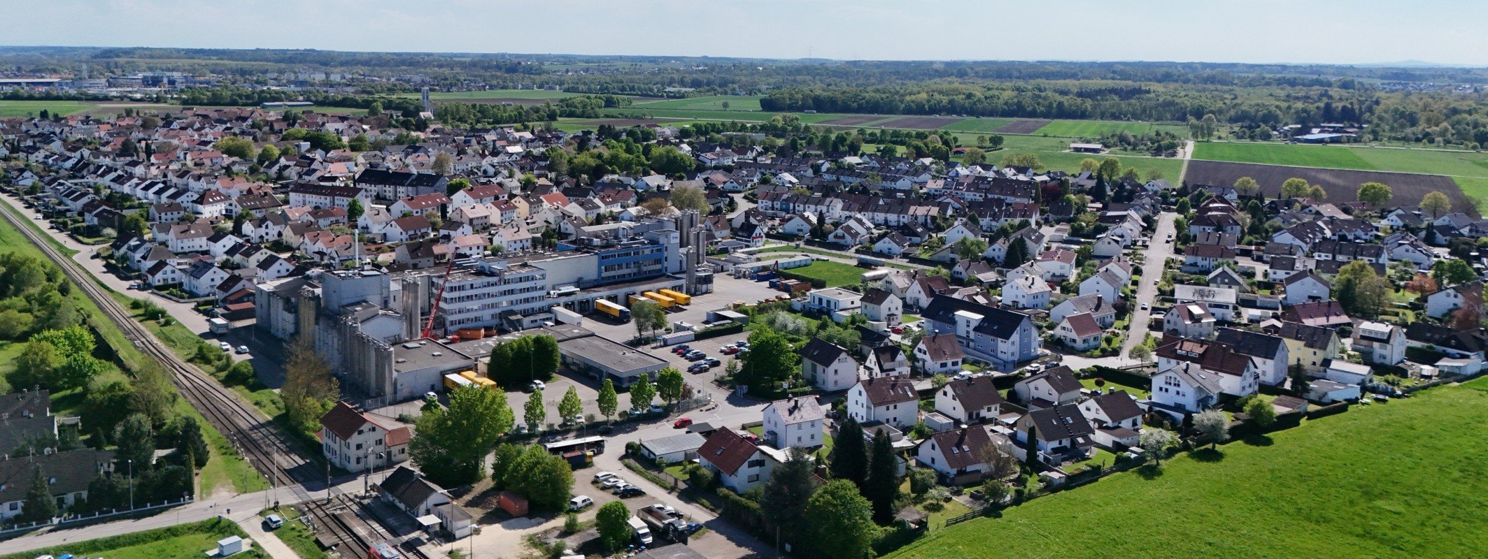 Verkaufspreis Immobilie Gerlenhofen: Ortsansicht mit Illertalbahn in Neu-Ulm-Gerlenhofen von oben