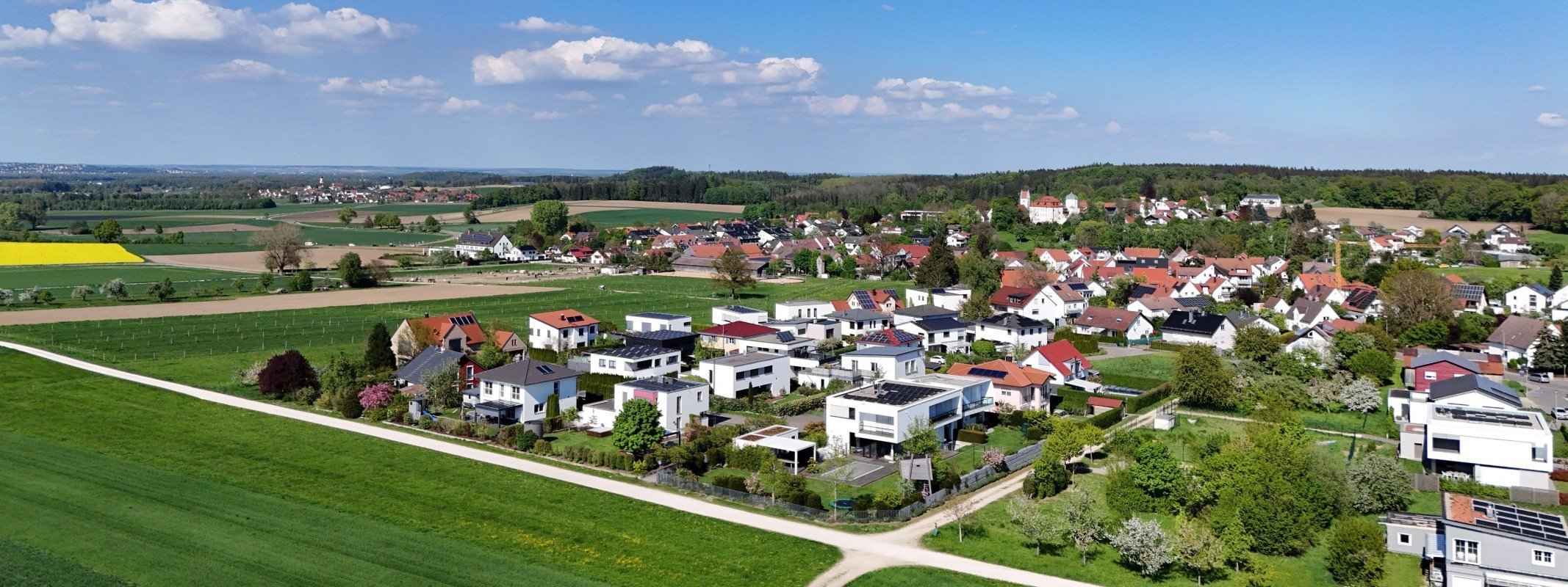 Verkaufspreis Immobilie Reutti: neuere Wohngebiete und Felder in Neu-Ulm-Reutti von oben