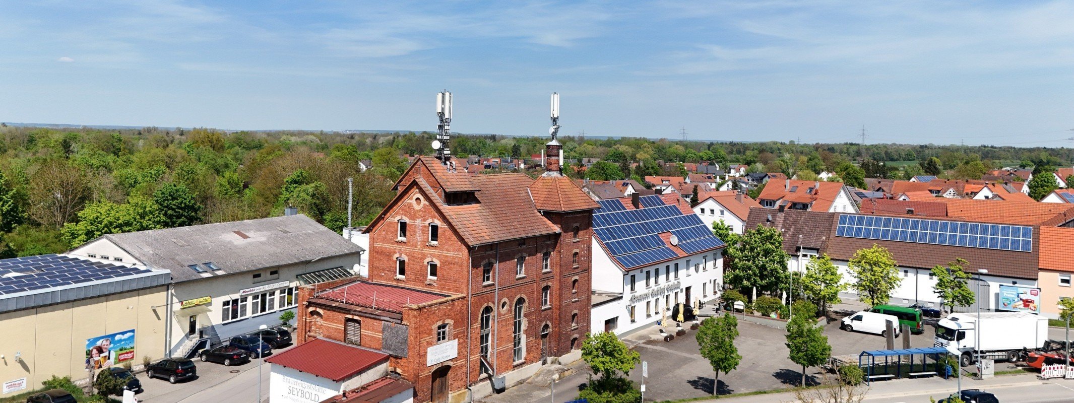 Haus verkaufen in Nersingen: Ortsmitte mit historischem Gebäude und Wohnhäusern von oben