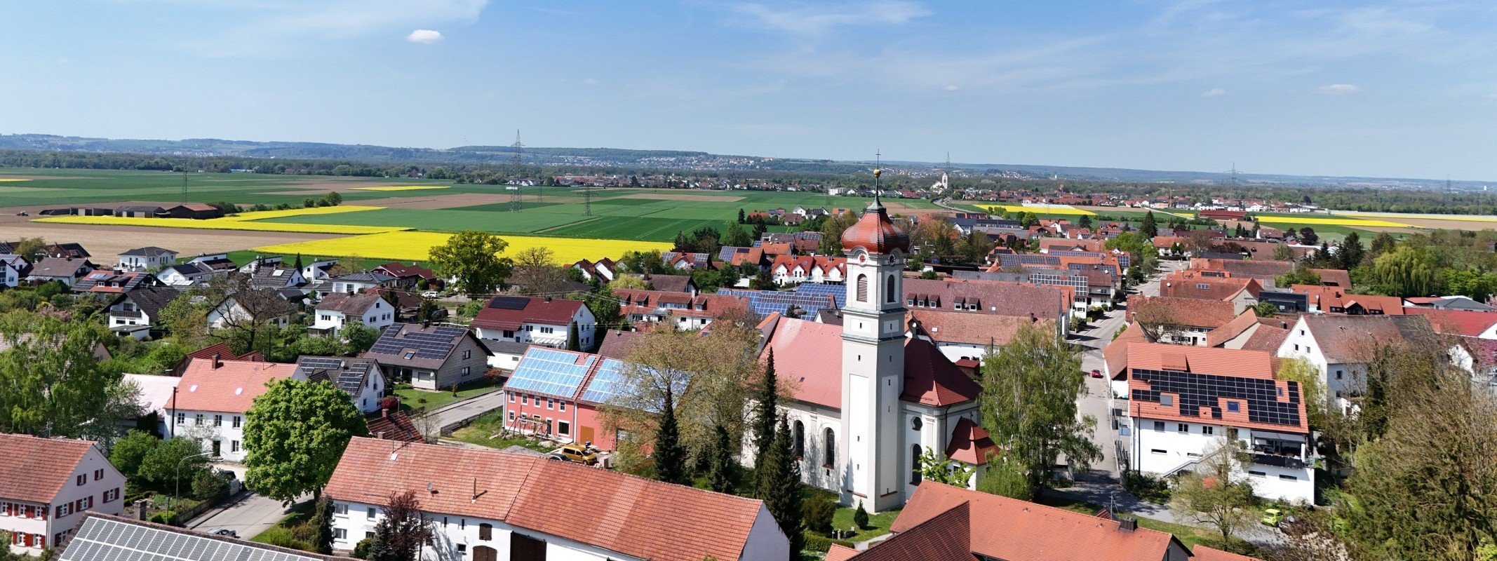 Immobilienmakler Nersingen: Ortsteil Straß mit Kirche von oben