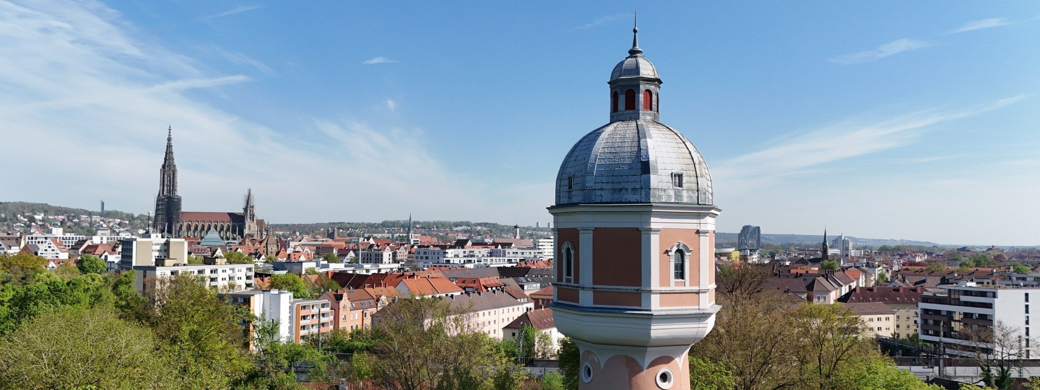 Immobilienbewertung Neu-Ulm: Neu-Ulmer Wasserturm mit Blick auf das Ulmer Münster