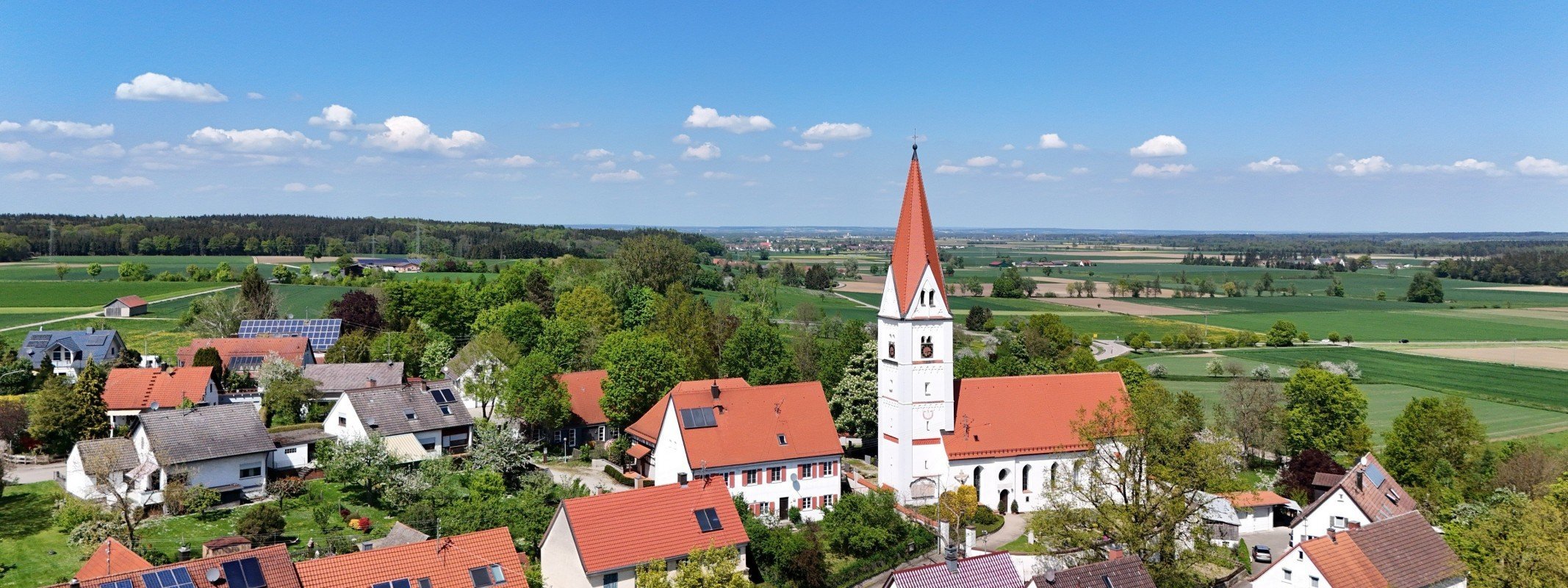 Was ist meine Immobilie in Holzschwang wert: Pfarrdorf Holzschwang im Neu-Ulmer Südosten von oben