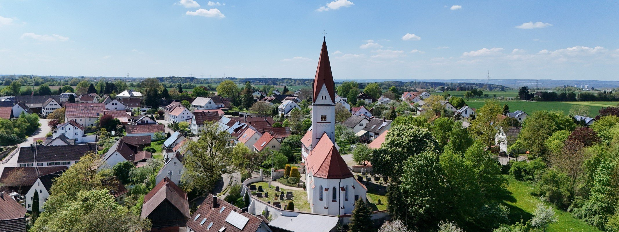 Verkaufspreis Immobilie Holzschwang: H�user, Kirche und Felder in Neu-Ulm-Holzschwang von oben