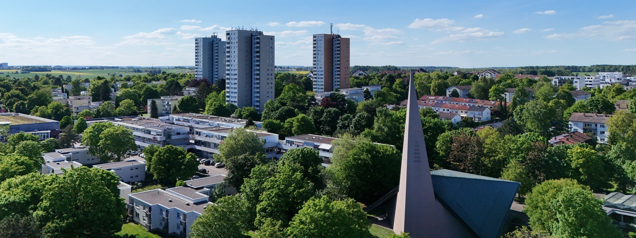 Immobilienmakler Ulm-Böfingen: Stadtteil mit Kirche und Wohnhochhäusern von oben