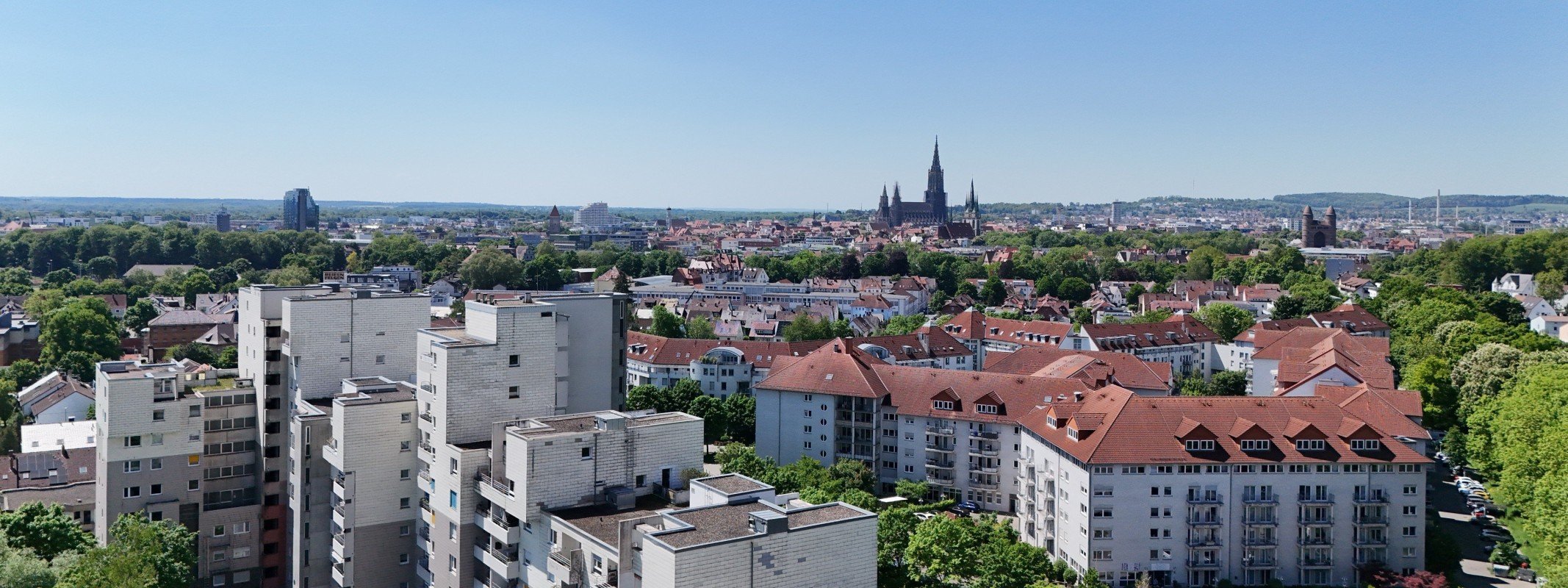 Immobilienmakler Ulm-Oststadt: Wohnhäuser und Hochhäuser mit Münster im Hintergrund