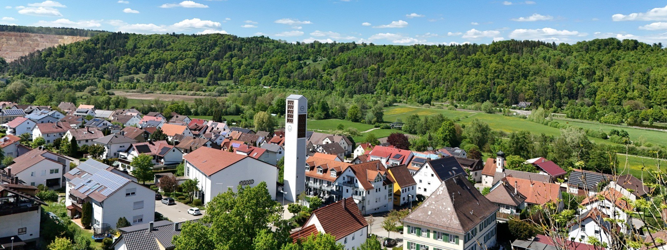 Immobilienbewertung in Blaustein: Ortsteil Arnegg mit Wohnh�usern im Blautal von oben