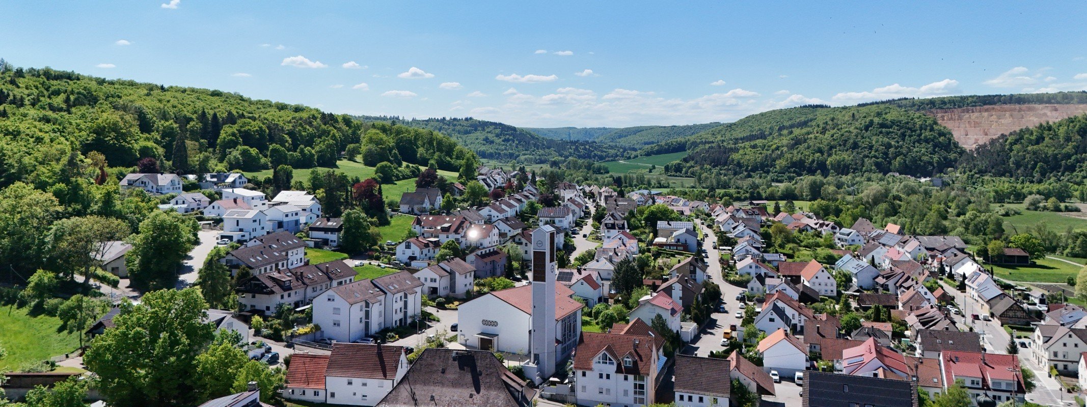 Immobilienbewertung in Blaustein: Wohnh�user im Blautal zwischen Wald und Felsen von oben