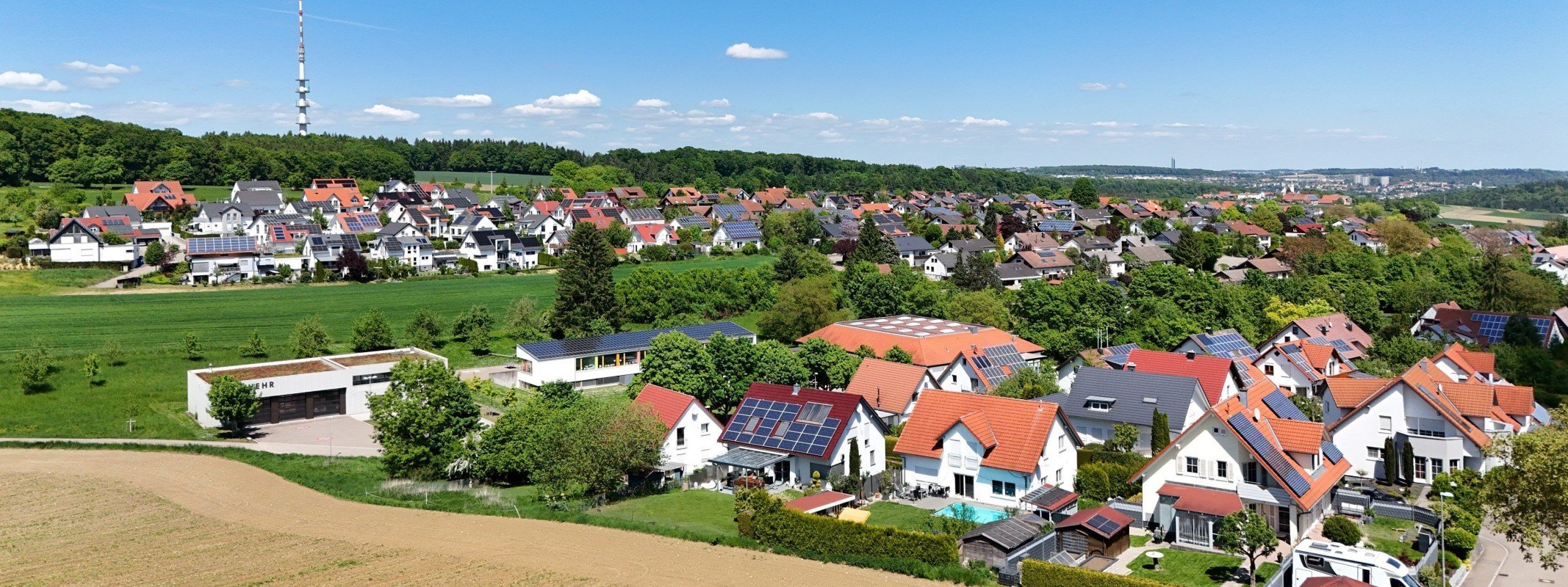 Grundstück verkaufen in Ulm: Ulm-Ermingen mit Wohngebiet und Feldern von oben