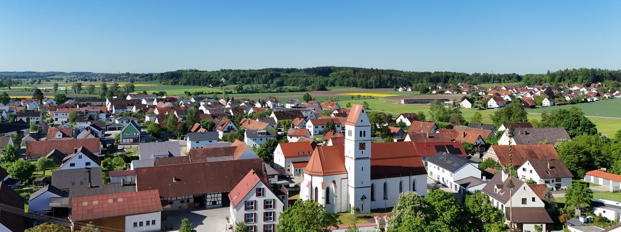 Immobilienmakler Holzheim: Gemeinde Holzheim bei Neu-Ulm mit Kirche St. Peter und Paul von oben
