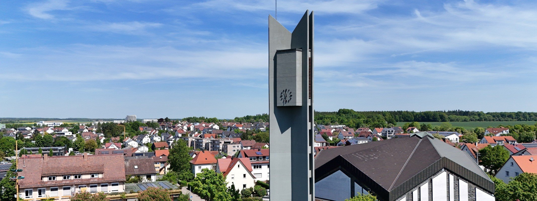 Immobilienmakler Dornstadt: Ortsmitte mit Kirchturm von oben