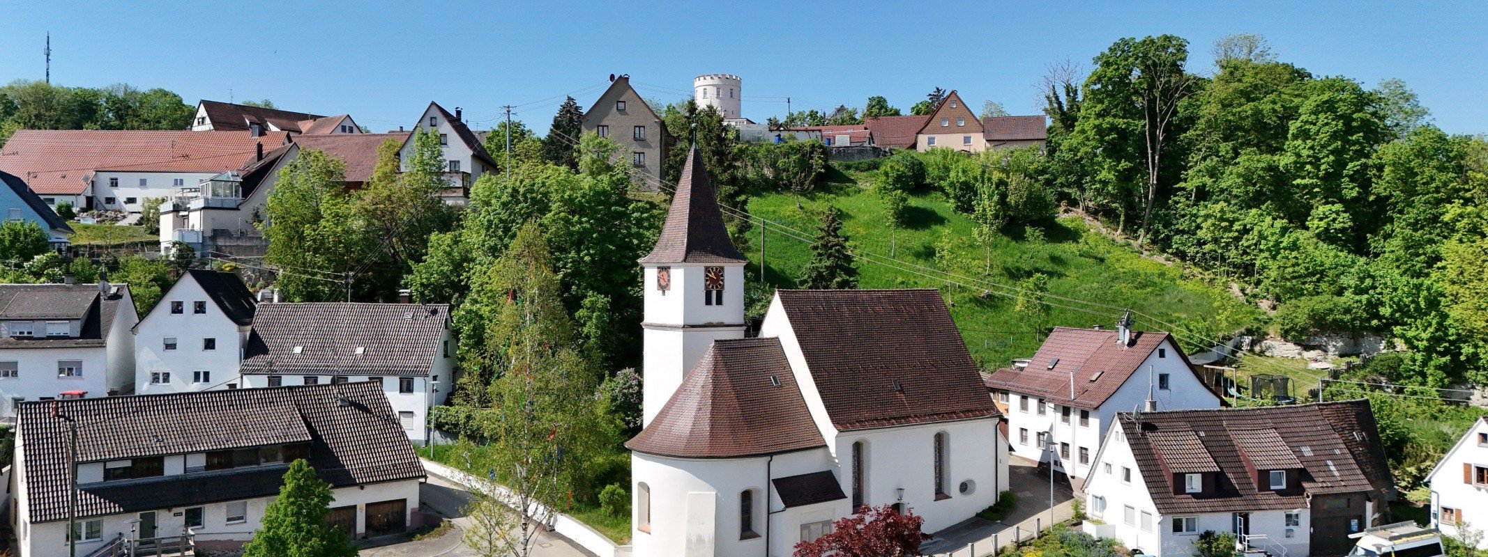 Immobilienbewertung in Langenau: Kirche und Wohnh�user in Albeck von oben