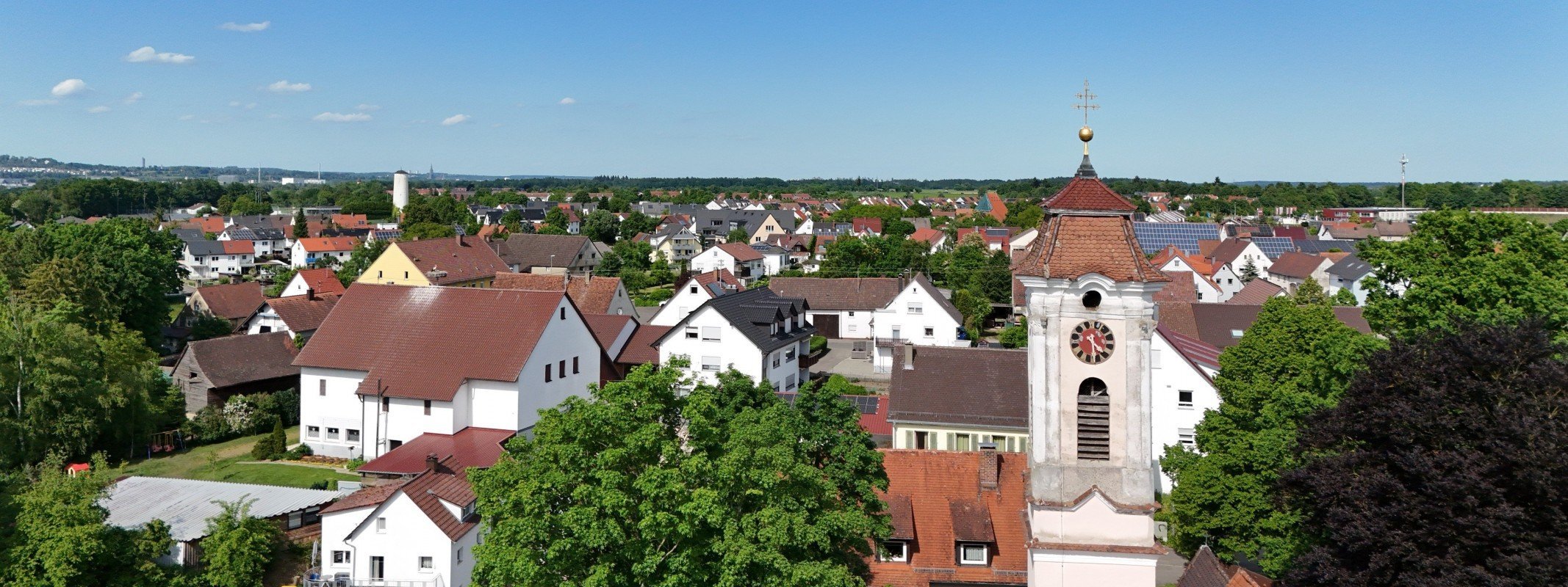 Verkaufspreis Immobilie Donaustetten: Ortskern mit Kirche in Ulm-Donaustetten von oben