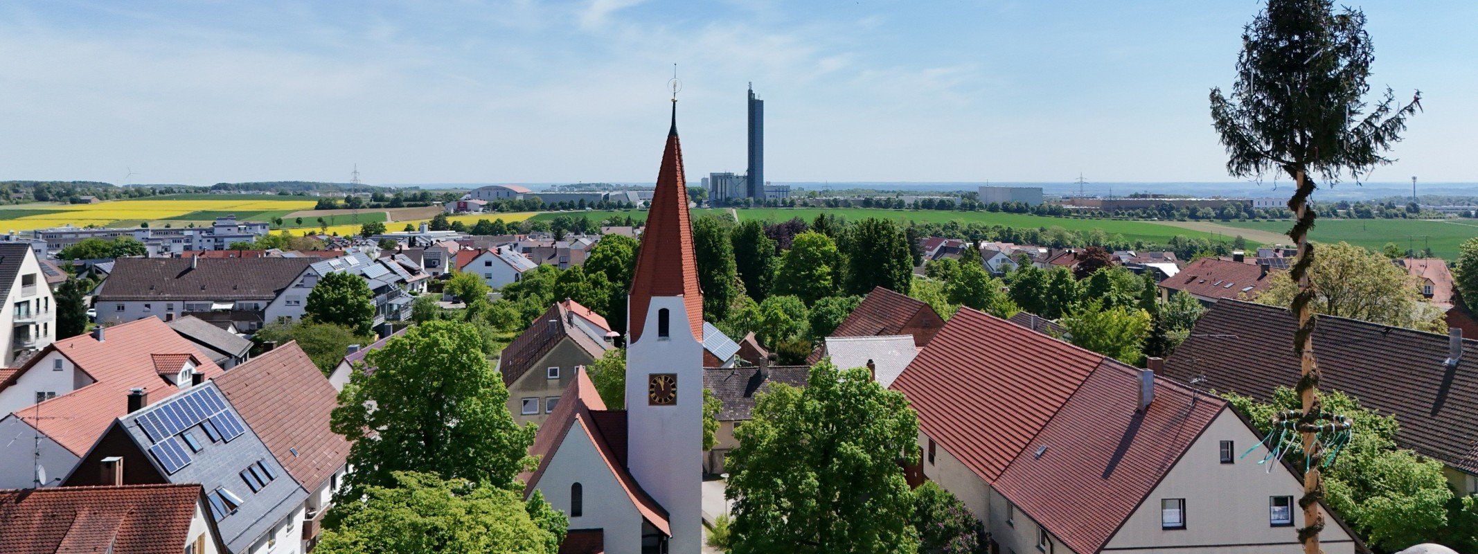 Immobilienmakler Ulm-Lehr: alter Ortskern mit Kirche und Maibaum