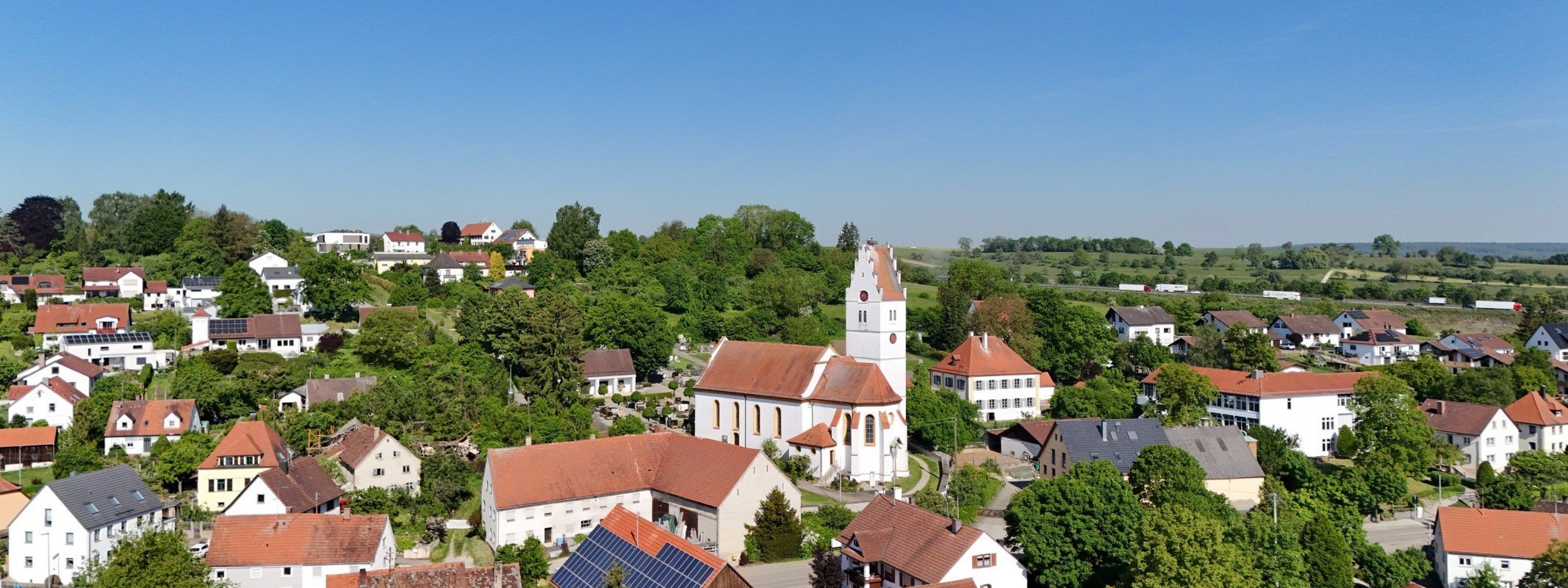 Immobilienmakler Elchingen: Unterelchingen mit Kirche von oben