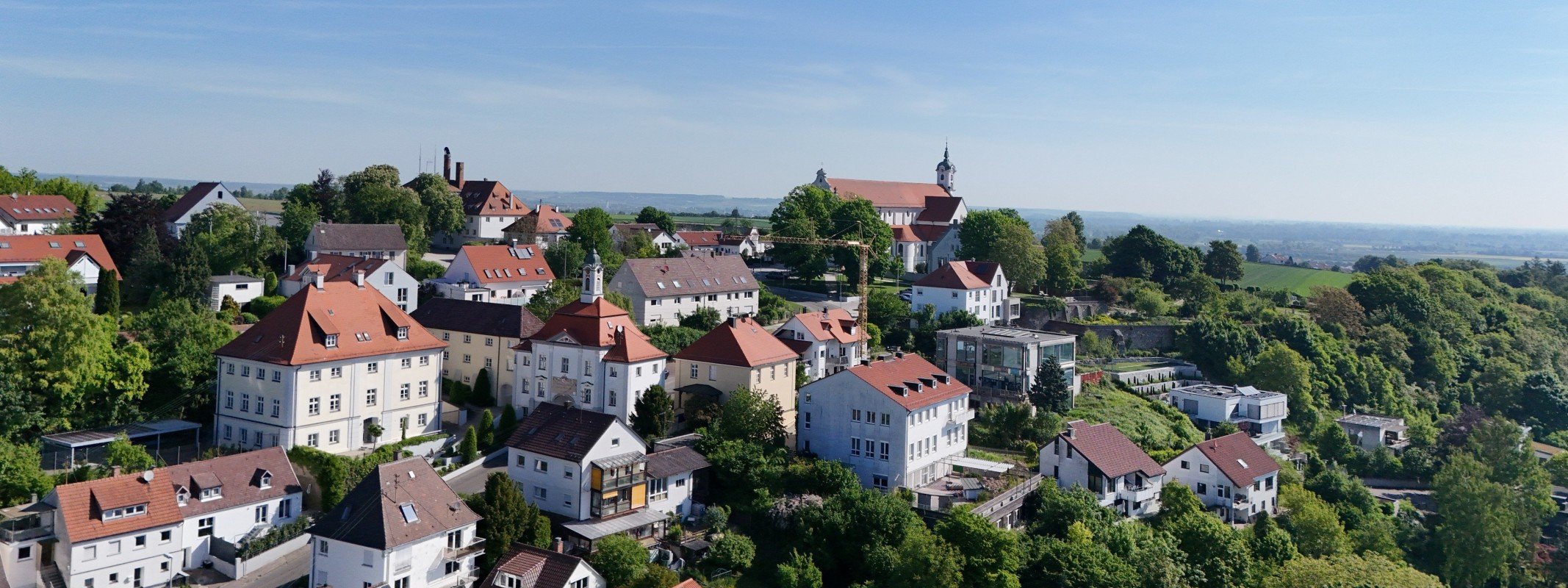 Immobilienbewertung in Elchingen: Wohnh�user mit Kirche und Blick �ber das Donautal von oben