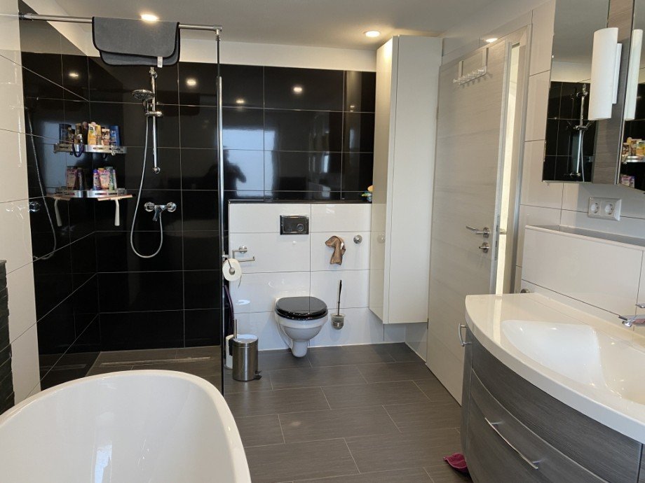 Badezimmer im EG (Bild 2) Zweifamilienhaus Neu-Ulm