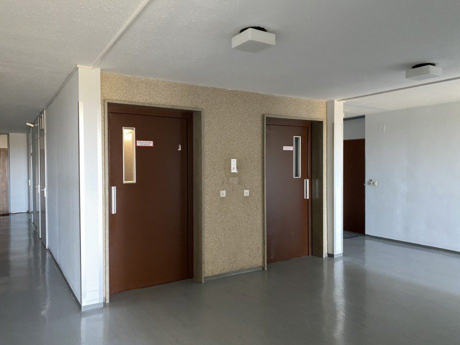 Treppenhaus und Aufz�ge Etagenwohnung Neu-Ulm