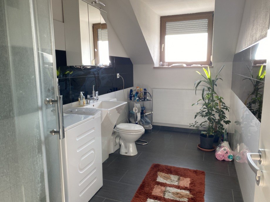 Badezimmer im DG (Bild 1) Zweifamilienhaus Neu-Ulm