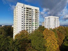 Hauptbild Weitblick & Ruhe garantiert - 3-Zi-Wohnung mit Loggia, TG-Stellplatz und Schwimmbad in Ludwigsfeld