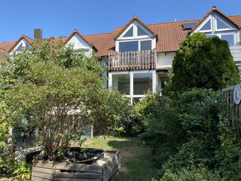 Geb�udeansicht S�den Wei�enhorn - Stadtmitte Reihenmittelhaus Haus sucht Familie, die sich verwirklichen m�chte. Renovierungsbed�rftiges Reihenhaus in Wei�enhorn