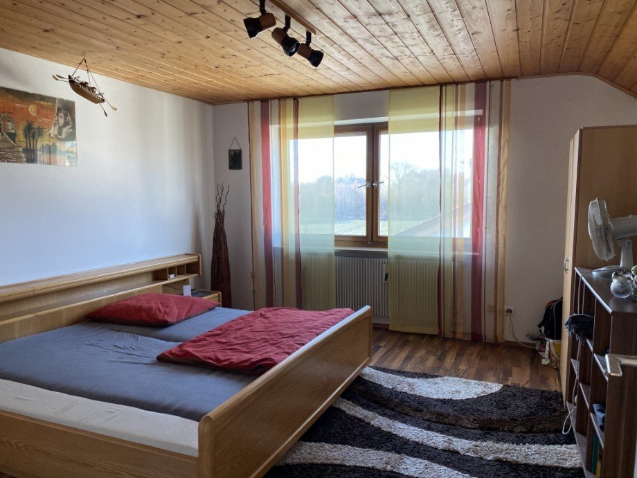 Schlafzimmer im DG (Bild 1) Zweifamilienhaus Neu-Ulm